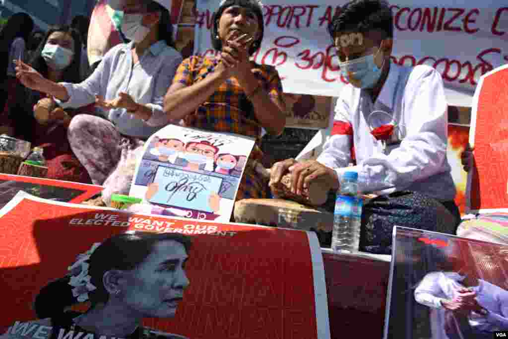 ရန်ကုန်မြို့က သနပ်ခါးတိုက်ပွဲ။ (ဖေဖော်ဝါရီ ၂၅၊ ၂၀၂၁) 