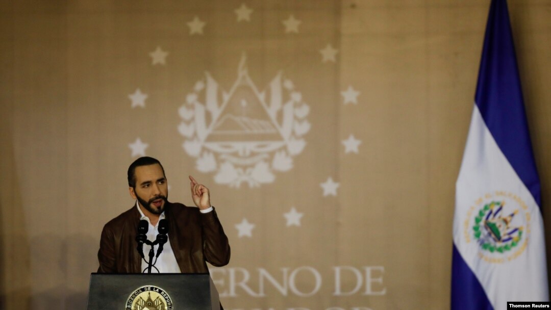 El presidente de El Salvador, Nayib Bukele, habla durante una ceremonia de ascenso de policías a cabos en San Salvador. [Foto: Archivo].