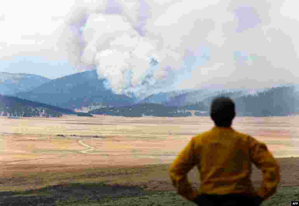 30 tháng 6: Khói bốc lên từ đám cháy gần thành phố Los Alamos, tiểu bang New Mexico Hoa Kỳ (AP Photo/Jae C. Hong)