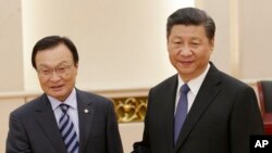 South Korea's special envoy Lee Hae-chan, left, meets China's President Xi Jinping at the Great Hall of the People, in Beijing, May 19, 2017.