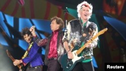 Keith Richards (R), Mick Jagger (C) and Ronnie Wood of the Rolling Stones perform a free outdoor concert at Ciudad Deportiva de la Habana sports complex in Havana, Cuba March 25, 2016. REUTERS/Alexandre Meneghini
