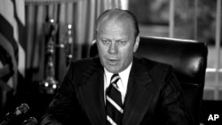 Eski Başkan Gerald Ford, Watergate skandalıyla suçlanarak istifa eden kendisinden önceki Başkan Richard Nixon'u affetmişti.