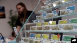 Foto yang diambil tanggal 29 Desember 2017, menunjukkan beragam jenis marijuana dijual di apotik KindPeoples di Santa Cruz, California (foto: AP Photo/Marcio Jose Sanchez)