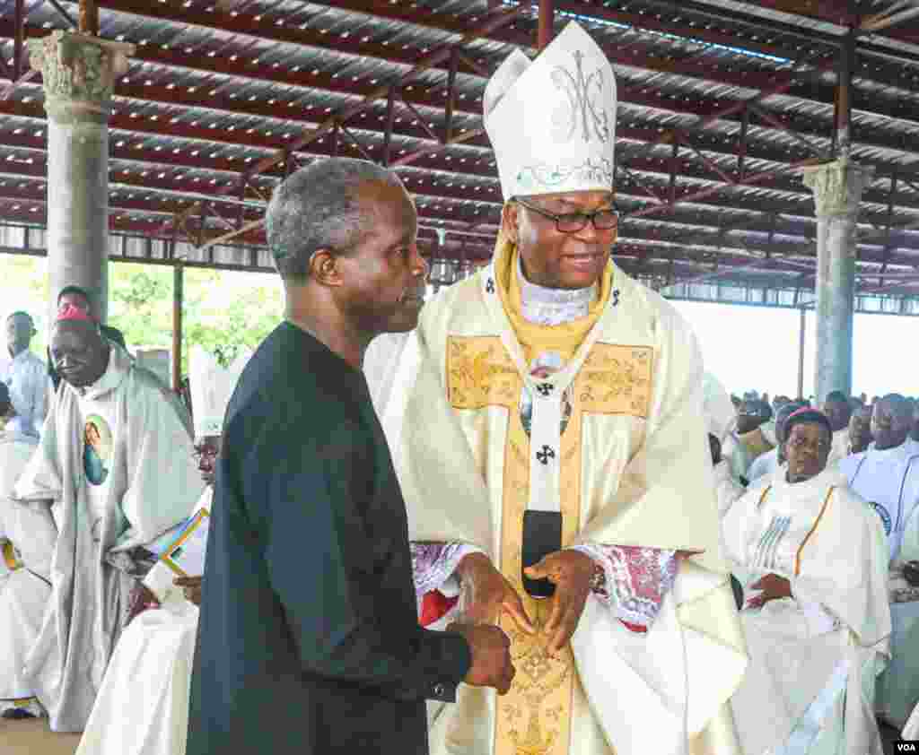 Mataimakin Shugaban Kasa Yemi Osinbajo Da Bishop Wilfred Anagbe Na Cocin Makurdi. &nbsp; 