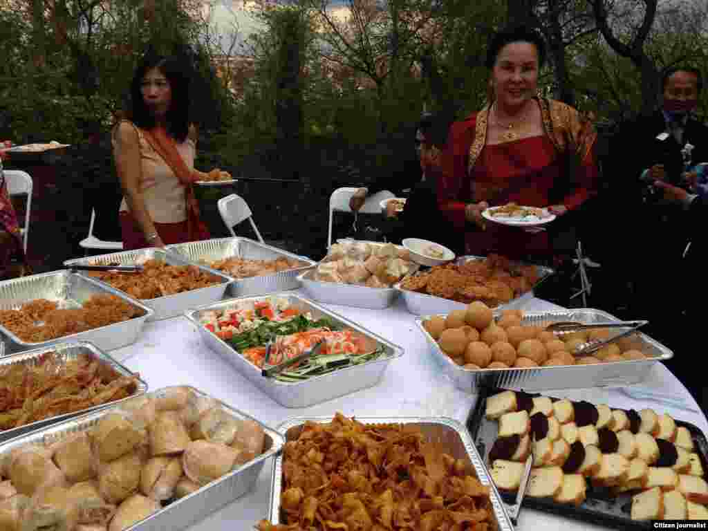 ທ່ານນາງ ແສງຈັນ ເຣັດດິກ ຜູ້ຈັດລາຍການແຟຊັ່ນໂຊ ຢືນຢູ່ຂ້າງໂຕະຂອງຫວານ.