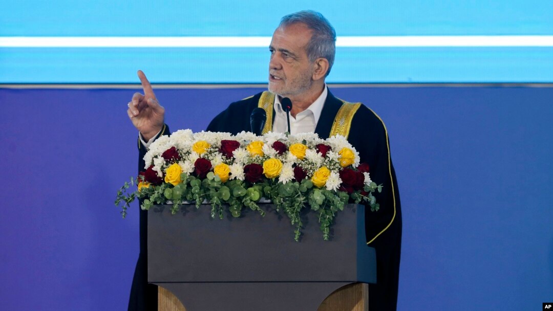 Tổng thống Iran Masoud Pezeshkian phát biểu trong trang phục truyền thống của người Ả Rập trong chuyến thăm Basra, Iraq, ngày 13/9. Ông sẽ tham dự thượng đỉnh BRICS tại Nga trong tuần tới.