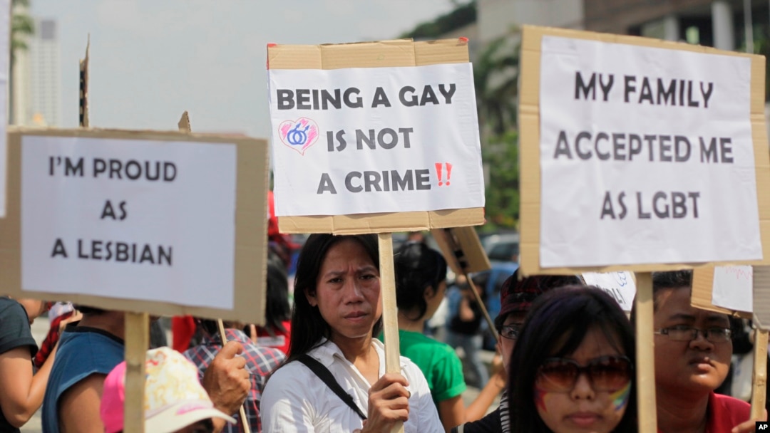 Para aktivis gay Indonesia berdemonstrasi di Jakarta untuk menuntut persamaan hak bagi kelompok LGBT. (Foto: Dok)