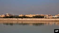 Kedutaan Besar AS terlihat di seberang Sungai Tigris di Baghdad, Irak. (Foto: dok). Militer Irak mengatakan dua roket menghantam Zona Hijau Baghdad yang sangat dibentengi, pusat pemerintahan dan rumah bagi Kedutaan Besar AS, 26 Maret 2020.