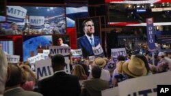 Mitt Romney applaudi sur la scène de la Convention mardi 