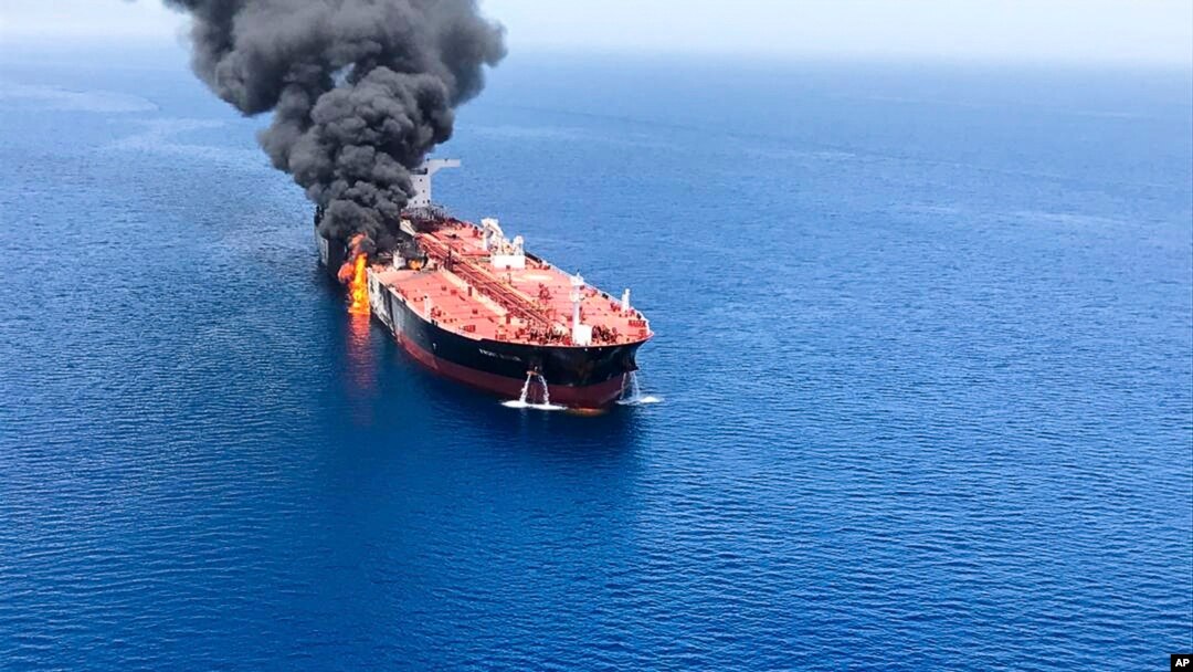 Một tàu chở dầu đang bốc cháy trên biển Oman, hôm thứ Năm 13/6/2019. (AP Photo/ISNA)