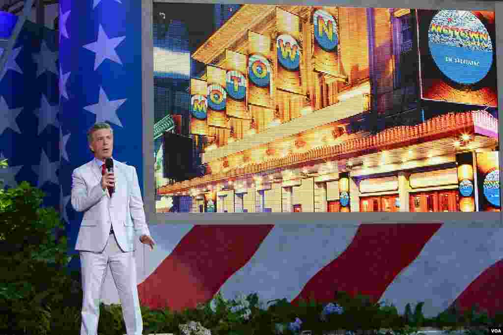 Host Tom Bergeron at the rehearsal for "A Capitol Fourth" in Washington, July 3, 2012 (W. Workinger/VOA)