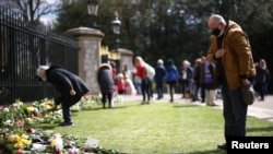 지난 2021년 4월 9일 서거한 영국 엘리자베스 여왕 부군 필립공을 추모해 런던 윈저성 앞에 헌화하는 사람들 (자료사진)