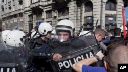 Polisi anti huru-hara bentrok dengan para pengunjuk rasa di Beograd, Serbia, 17 Maret 2019 (foto: AP Photo/Marko Drobnjakovic)