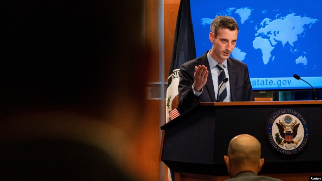 El portavoz del Departamento de Estado contesta a las preguntas de los periodistas durante una rueda de prensa, en la sede de la cartera de Exteriores, en Washington DC, el 3 de febrero de 2021.