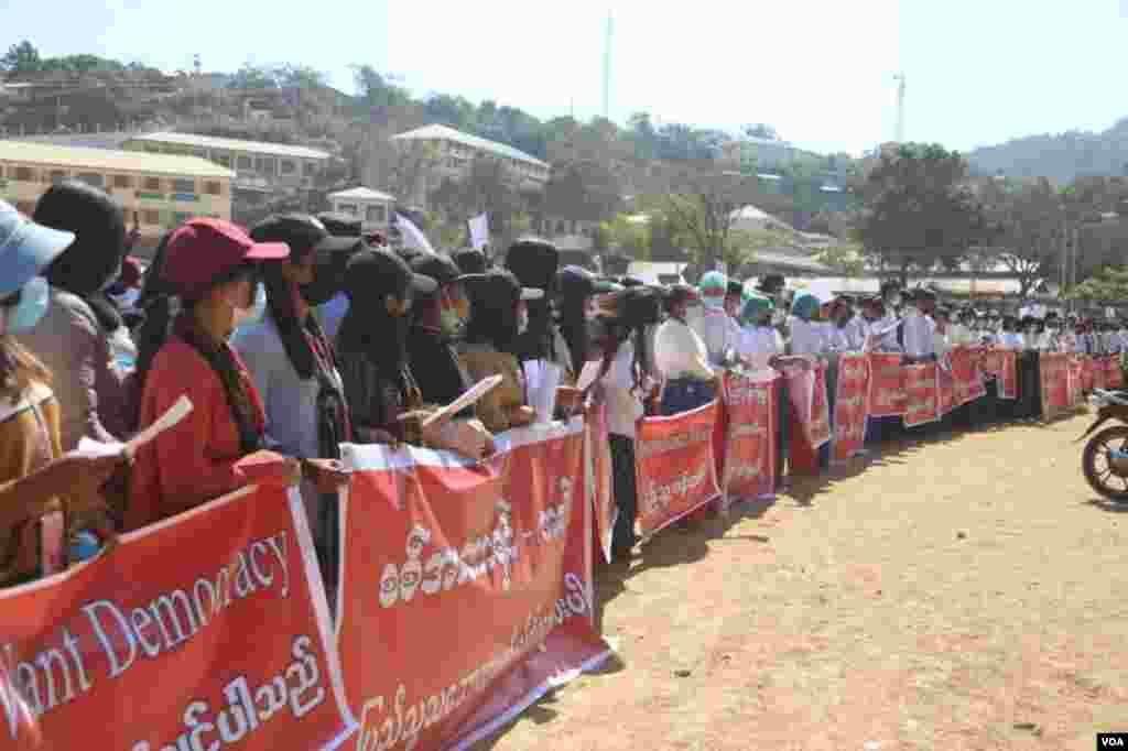 ချင်းပြည်နယ် မတူပီ မြို့နယ်က ပညာရေးဝန်ထမ်းတွေ၊ ကျန်းမာရေးဝန်ထမ်းတွေနဲ့ ပြည်သူတွေရဲ့ စစ်အာဏာသိမ်းဆန့်ကျင် ဆန္ဒပြပွဲ မြင်ကွင်း။