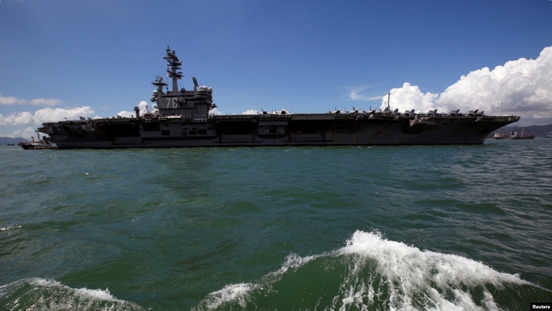 Kapal induk stasiun USS Ronald Reagan, saat berkunjung ke pelabuhan Hong Kong, China, 2 Oktober 2017. (Foto: dok).