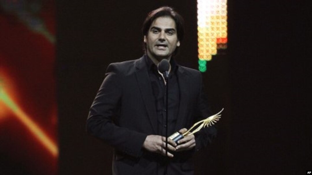 Arbaaz Khan accepts his award for best picture for his work in "Dabangg" during the International Indian Film Academy (IIFA) awards show in Toronto June 25, 2011.