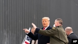 도널드 트럼프 미국 대통령이 12일 텍사스주 알라모 멕시코 접경의 국경장벽을 방문했다.
