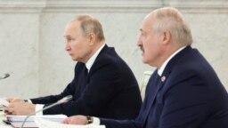 Presiden Rusia Vladimir Putin (kiri) dan Presiden Belarus Alexander Lukashenko menghadiri pertemuan di Moskow, Rusia, pada 6 April 2023. (Foto: Sputnik/Mikhail Klimentyev/Kremlin via Reuters)