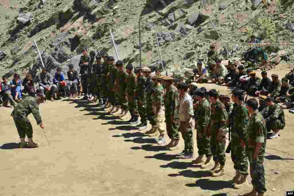 Panjsher vodiysida Tolibonga qarshi Ahmad Mas'udning guruhi hududni qo’riqlamoqda. Afg'oniston.