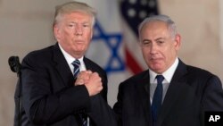 U.S. President Donald Trump, left, and Israeli Prime Minister Benjamin Netanyahu shake hands at the Israel museum in Jerusalem, May 23, 2017. 