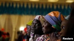 Les parents des jeunes filles de Chibok enlevées par Boko Haram, lors d'une réunion avec le président Buhari à Abuja, Nigeria, le 14 janvier 2016.