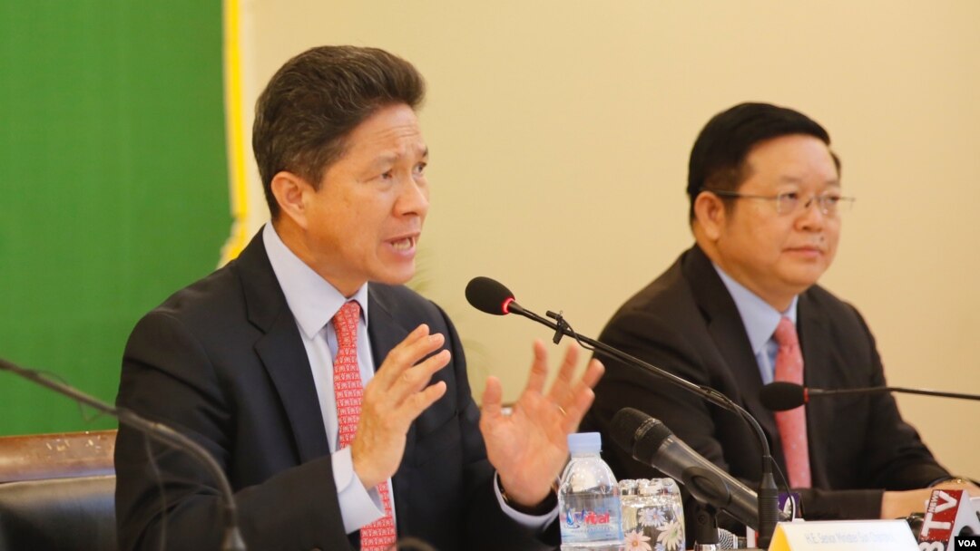 Ông Sun Chanthol, Bộ trưởng Công chánh và Giao thông Kampuchia phát biểu tại cuộc họp báo của Diễn đàn Kinh tế Thế giới về ASEAN ngày 8/5/2017.