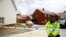 Los agentes de policía protegen la entrada a Muggleton Road, después de que se confirmó que dos personas habían sido envenenadas con la neurotoxina Novichok, en Amesbury, Gran Bretaña, el 5 de julio de 2018.