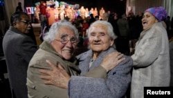 Dos ancianas chilenas se abrazan durante una celebración para adultos mayores. Chile es el país latinoamericano mejor preparado para atender a sus adultos mayores.