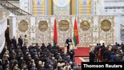 벨라루스에서 시민들의 대규모 대선 불복 시위가 계속되는 가운데, 알렉산드르 루카셴코 대통령은 23일 사전 예고 없이 민스크 대통령 관저에서 취임식을 했다.