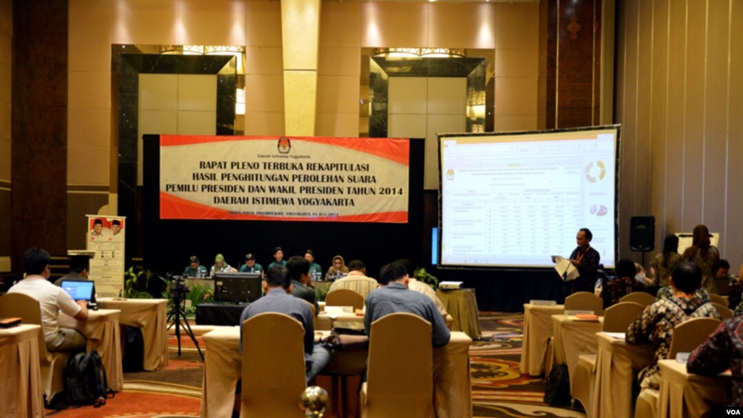 Suasana rekapitulasi penghitungan suara Pilpres 2014 untuk wilayah Yogyakarta dimana pasangan calon presiden dan wakil presiden Joko Widodo- Jusuf Kalla unggul dengan perolehan suara mencapai 55,81 persen.