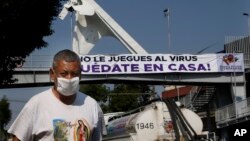 Carteles en México exhortan a quedarse en casa debido al coronavirus el 9 de abril de 2020.