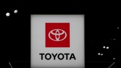 Logo dari produsen mobil terbesar di dunia, Toyota, terpampang dalam New York International Auto Show, yang digelar di Manhattan, Kota New York, pada 5 April 2023. (Foto: Reuters/David 'Dee' Delgado)