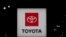 Logo dari produsen mobil terbesar di dunia, Toyota, terpampang dalam New York International Auto Show, yang digelar di Manhattan, Kota New York, pada 5 April 2023. (Foto: Reuters/David 'Dee' Delgado)