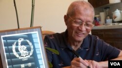 陳一諮在著作內題字（美國之音國符拍攝）