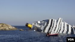 Mucha gente se lanzó al agua cuando se percató de que el barco se hundía y comenzaba a escorarse.