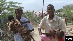 Warga Somalia membawa anak-anak yang menderita kekurangan gizi di Somalia selatan ke rumah sakit di Mogadishu.