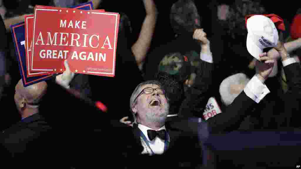 Les partisans du candidat républicain à la présidentielle, Donald Trump, applaudissent lors de sa victoire, New York, le 8 novembre 2016.