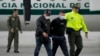 ARCHIVO - Francisco Luis Correa Galeano es escoltado por la policía en el aeropuerto de Bogotá, Colombia, el 8 de junio de 2022. 