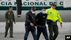 ARCHIVO - Francisco Luis Correa Galeano es escoltado por la policía en el aeropuerto de Bogotá, Colombia, el 8 de junio de 2022. 