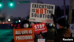 Activistas protestan contra la pena de muerte en la prisión federal en Terre Haute, Indiana, EE. UU., el 12 de enero de 2021.