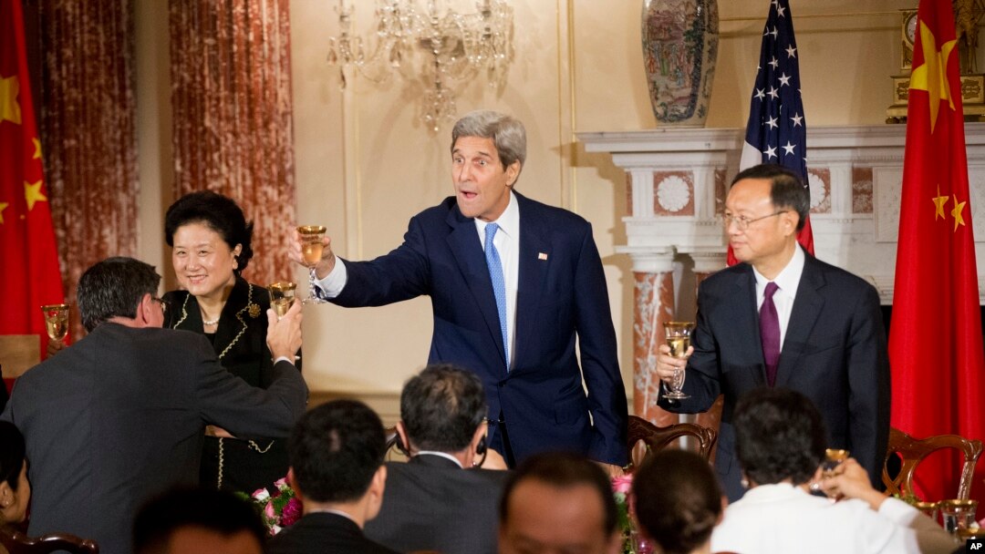 Menteri Luar Negeri AS John Kerry (dua dari kanan), Menteri Keuangan AS Jack Lew (kiri), Wakil PM China Liu Yandong (dua dari kanan) dan anggota Dewan Negara China Yang Jiechi (kanan) dalam jamuan makan malam Dialog Keamanan dan Ekonomi AS-China di kantor Departemen Dalam Negeri di Washington, Selasa (23/6).