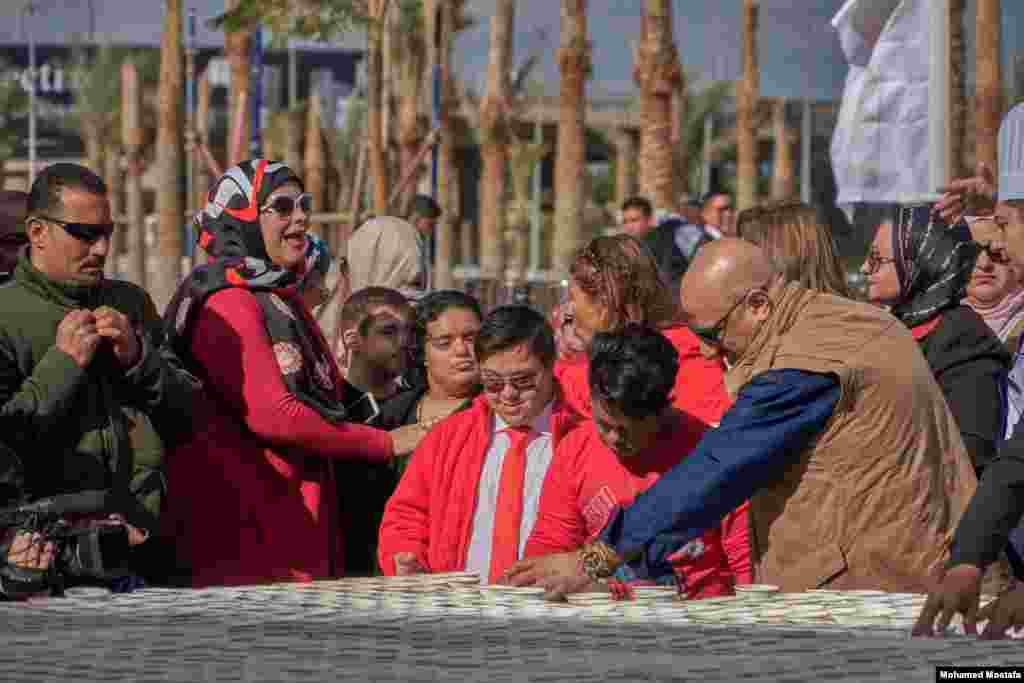 Some Egyptian children and teenagers with Down syndrome helped finish the last line of cups for King Tut&#39;s mask. (H. Elrasam/VOA)