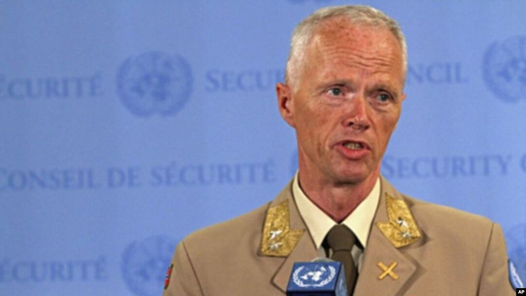 BMTning Suriyadagi kuzatuvchi missiyasi rahbari, general-mayor Robert Mud BMT qarorgohida jurnalistlar bilan suhbatlashmoqda, Nyu-York, 19-iyun, 2012-yil