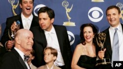 Para pemeran 'Everybody Loves Raymond' saat memenangkan Primetime Emmy Award 2005. Sawyer Sweeten mengenakan jas berwarna coklat muda.