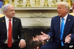 Predsjednik Donald Trump i izraelski premijer Benjamin Netanyahu razgovaraju u Bijeloj kući. (Foto: AP/Evan Vucci)