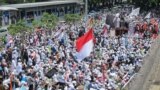 Ribuan umat Islam dari beragam organisasi massa, kebanyakan anggota FPI, berunjuk rasa di depan markas Polda itu, menuntut agar Rizieq Shihab dibebaskan dari proses hukum, Senin (23/1). (VOA/Fathiyah Wardah)