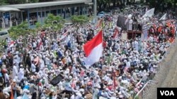 Ribuan umat Islam dari beragam organisasi massa, kebanyakan anggota FPI, berunjuk rasa di depan markas Polda itu, menuntut agar Rizieq Shihab dibebaskan dari proses hukum, Senin (23/1). (VOA/Fathiyah Wardah)