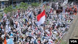 Ribuan umat Islam dari beragam organisasi massa, kebanyakan anggota FPI, berunjuk rasa di depan markas Polda itu, menuntut agar Rizieq Shihab dibebaskan dari proses hukum, Senin (23/1). (VOA/Fathiyah Wardah)