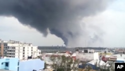 Trong hình ảnh được trích xuất từ video cho thấy một đám khói lớn bốc lên từ nhà máy hóa dầu của công ty dầu khí nhà nước Mexico Petroleos Mexicanos sau một vụ nổ ở Coatzacoalcos, thứ Tư ngày 20 tháng 4 năm 2016.